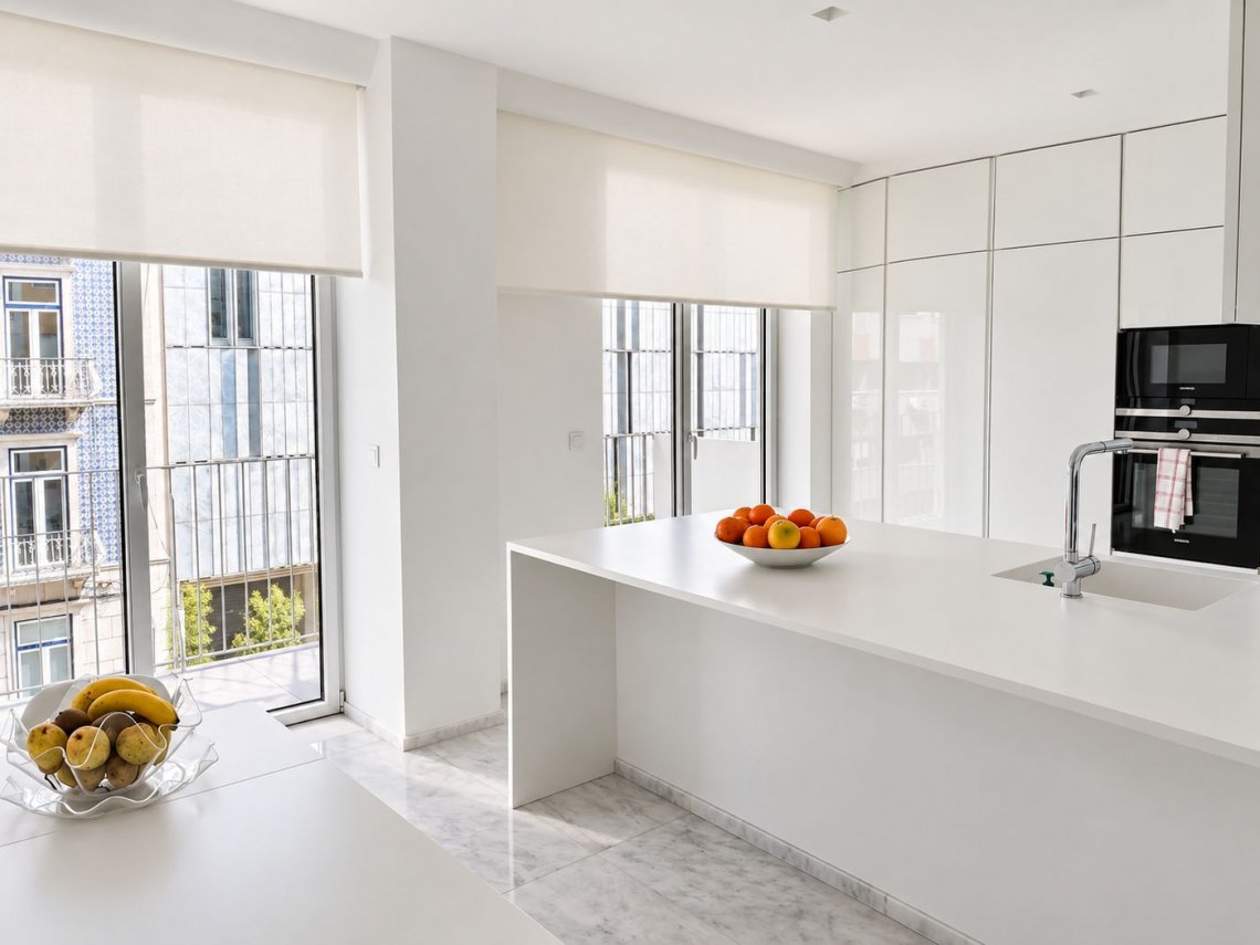 Estores de rolo Bandalux em cozinha residencial — fornecimento e instalação RL Home.