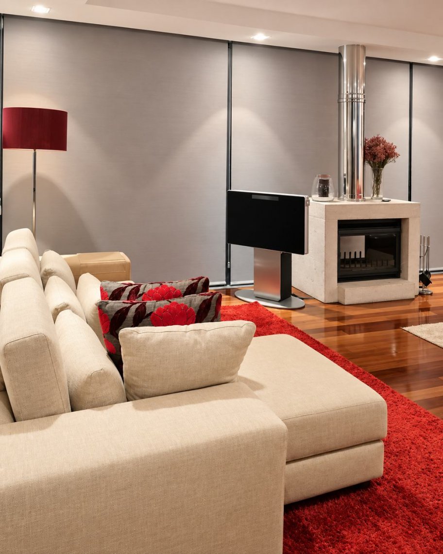 Projeto RL Home — estores Bandalux por medida integrados na zona de estar.