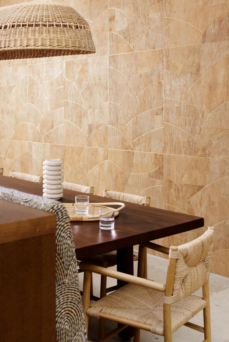 Revestimento natural aplicado em ambiente interior.