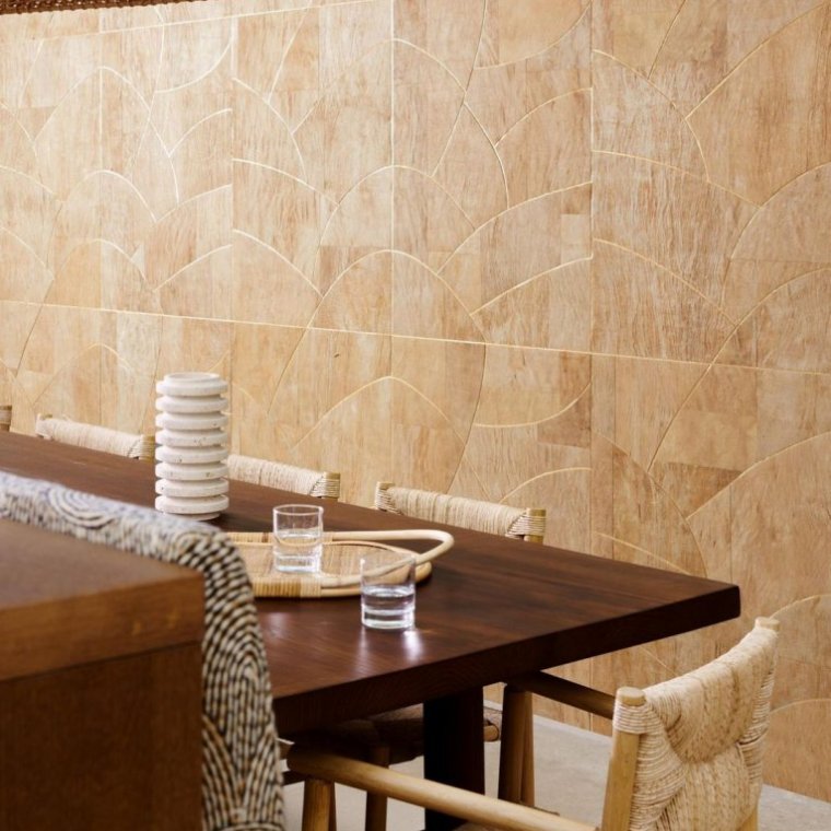 Revestimento natural aplicado em ambiente interior.